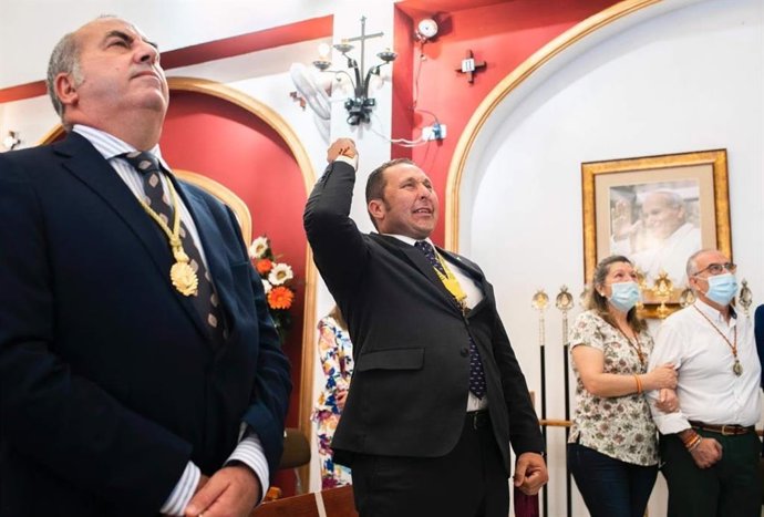 Inocencio Forcen, junto al hermano mayor de la Hermandad de Emigrantes, Nono Ortiz.