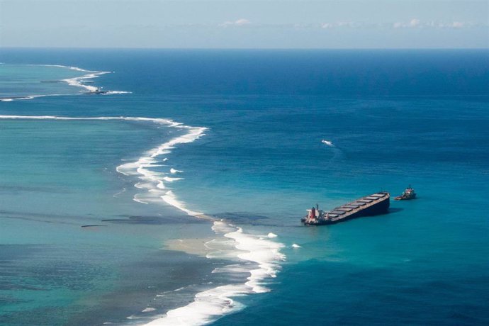 FILED - 11 August 2020, Mauritius, ---: A general view of the oil leaking from the MV Wakashio, a bulk carrier ship that recently ran aground off the south-east coast of Mauritius. Photo: Gwendoline Defente/EMAE via ZUMA Wire/dpa