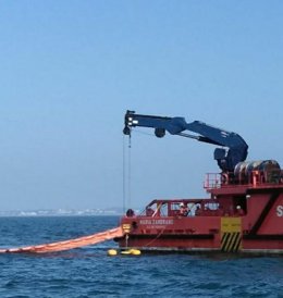 Simulacro de un supuesto vertido de gasoil en la ría de Huelva.