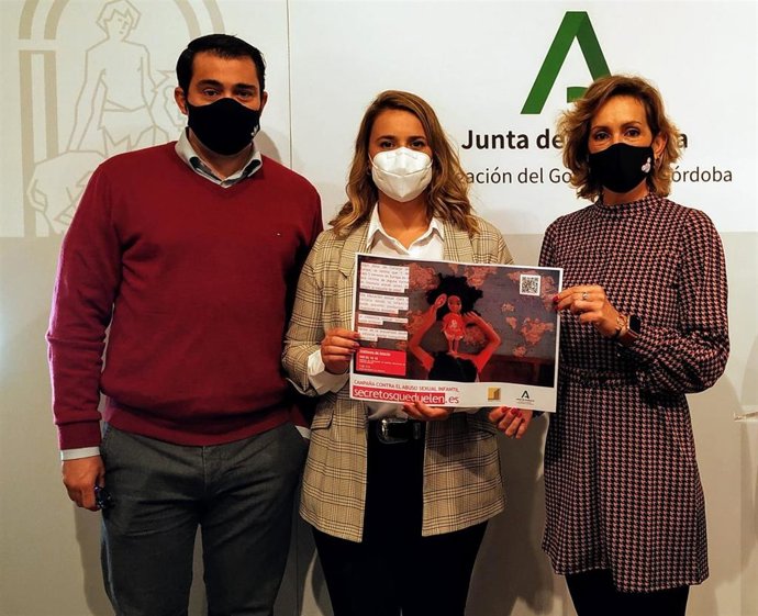 La delegada de Igualdad, Políticas Sociales y Conciliación de la Junta de Andalucía en Córdoba, Inmaculada Troncoso (dcha.), presenta la campaña contra el abuso sexual 'Secretos que duelen'