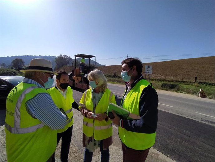 Colombo y el alcalde de Vejer en las obras de mejora del firme del acceso al polígono Cañada Ancha