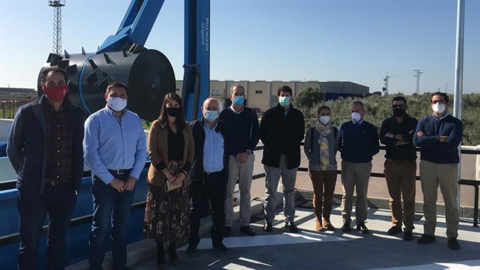 La delegada de Agricultura, Ganadería, Pesca y Desarrollo Sostenible de la Junta de Andalucía en Córdoba, Araceli Cabello (tercera por la izda.), en el punto limpio de Posadas