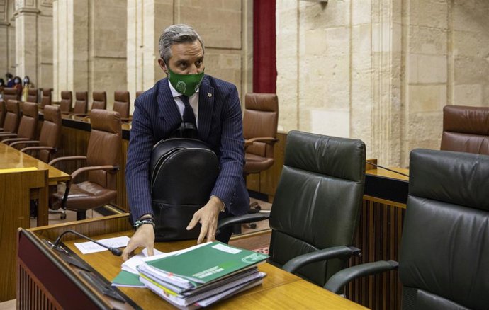 El consejero de Hacienda y Financiación Europea, Juan Bravo, llega al pleno para el Debate de totalidad del proyecto de Ley de Presupuestos para 2021. En el Parlamento de Andalucía, Sevilla (Andalucía, España), a 18 de noviembre de 2020.