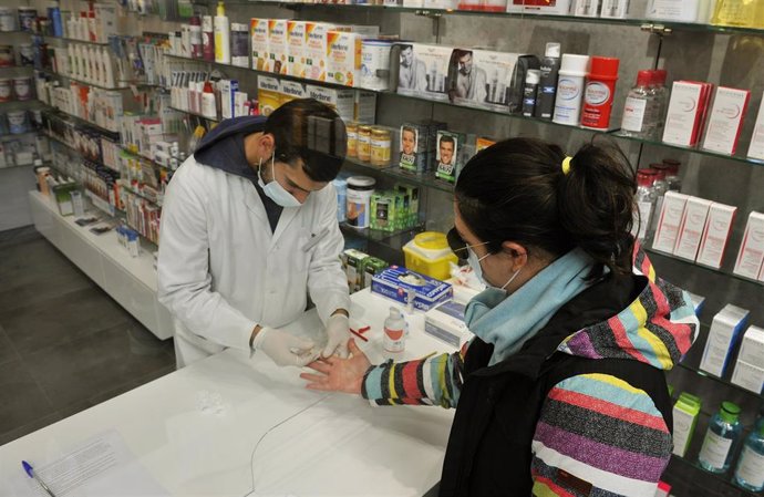 Un farmacéutico realiza una prueba serológica de Covid-19 en la Farmacia Mónica Muradas, en O Carballiño, Ourense, Galicia (España), a 22 de octubre de 2020. El comité clínico de la Consellería de Sanidade ha decidido mantener el nivel 3 en los ayuntami