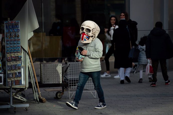 02 November 2020, England, Birmingham: A street vendor is seen wearing a skull mask ahead the nation lockdown in England which will start from Thursday due to the increase of coronavirus cases across the country. Photo: Jacob King/PA Wire/dpa
