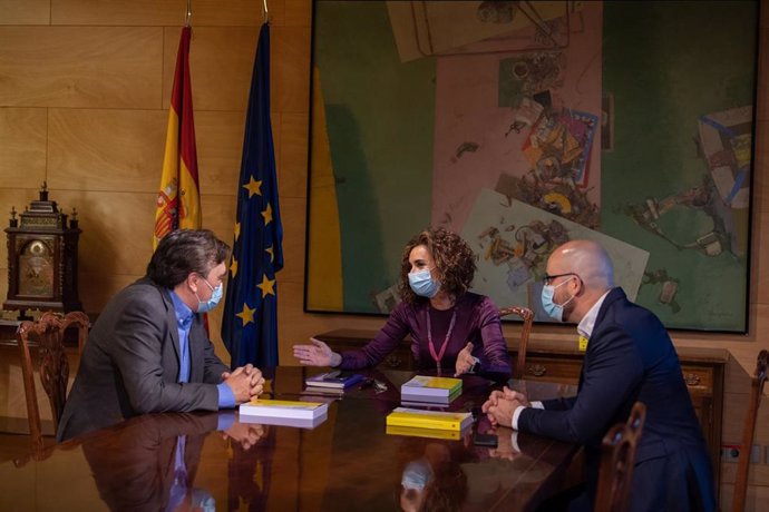 Tomás Guitarte (Teruel Existe) en su reunión con la ministra de Hacienda, María Jesús Montero, y el responsable económico de Unidas Podemos, Nacho Álvarez