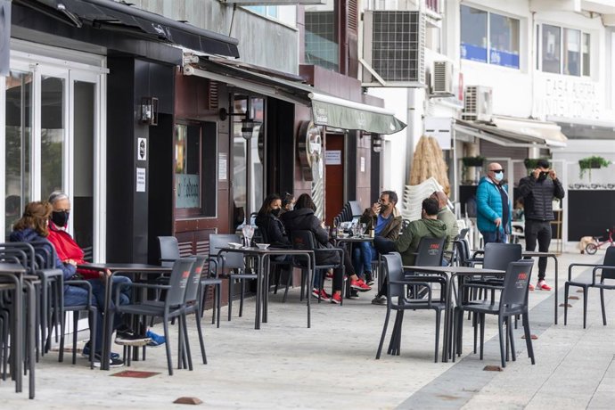 Comensales disfrutan en la terraza de un establecimiento abierto en Sanxenxo, Pontevedra, a 7 de noviembre