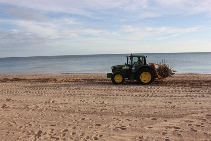 La Sección de Playas de la Diputació de Valncia adapta dos "canyers" para recoger las cañas de las tormentas