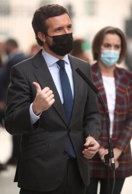 El líder del PP, Pablo Casado, junto a la portavoz del PP,  Cuca Gamarra, en el Pleno del Congreso. En  Madrid, a 12 de noviembre de 2020. 