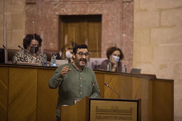 El diputado de Adelante Andalucía, Guzmán Ahumada, durante su intervención en el  pleno para el Debate de totalidad del proyecto de Ley de Presupuestos de la Comunidad Autónoma de Andalucía para 2021.