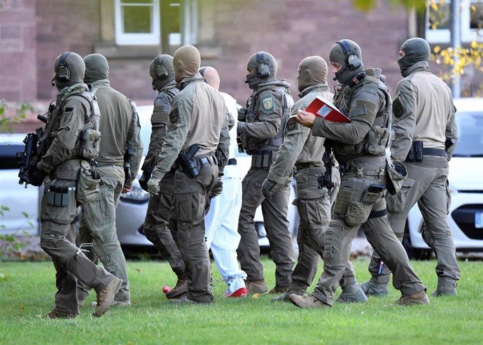 Agentes de Policía se llevan al detenido como supuesto autor del tiroteo cerca de una sinagoga en Halle, en el este de Alemania