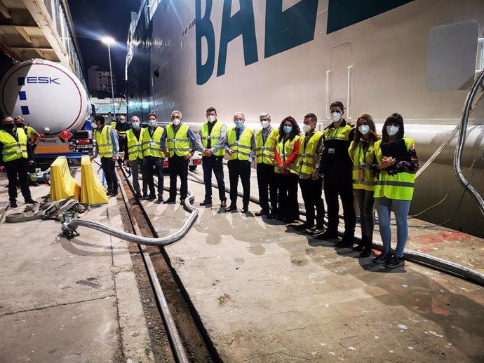 Operación de 'bunkering' por Bálearia en el puerto de Almería