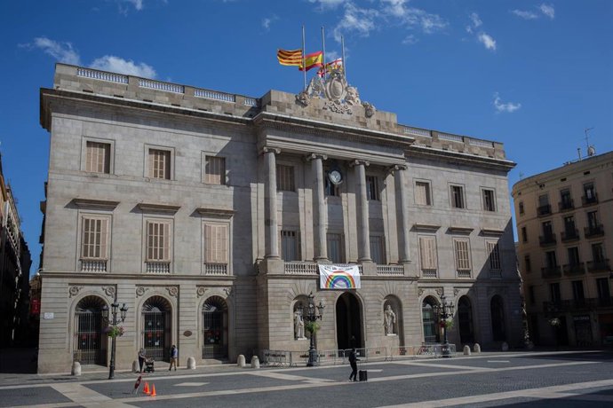 Fachada del Ayuntamiento de Barcelona con un dibujo de un arcoiris mientras la ciudad continúa en la fase cero de la desescalada en la novena semana del estado de alarma decretado por el Gobierno por la pandemia del Covid-19, en Barcelona/Cataluña (Espa