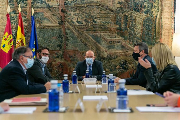 Reunión entre miembros de PSOE y Cs con el vicepresidente de C-LM, José Luis Martínez Guijarro, para abordar el cumplimiento de los pactos de gobierno entre ambas formaciones en la región