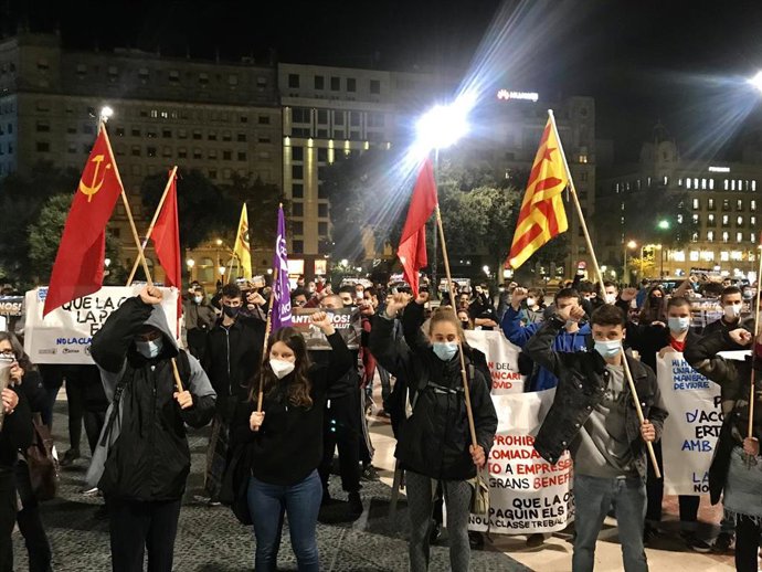 Concentración convocada por Esquerra Independentista --CUP, Arran, Alerta Solidria, Endavant Osan, el sindicato Coordinadora Obrera Sindical (Cos) y el de Estudiants dels Pasos Catalans (Sepc)-- para reclamar más medidas sociales frente el Covid
