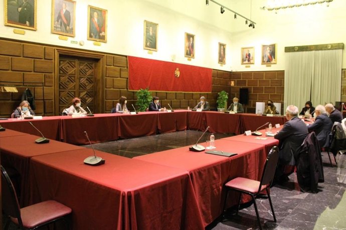 Fotos de la reunión del alcalde de Zaragoza, Jorgez Acón, acompañado por la concejal de Educación, Paloma Espinosa, y la de Hacienda, María Navarro, con representes patronales, sindicales y de las ampas de la escuela concertada.