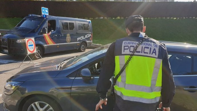 Control de la Policía tras el cierre del perímetro en Oviedo por COVID-19
