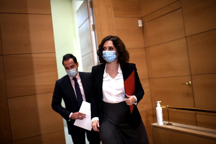 La presidenta de la Comunidad de Madrid, Isabel Díaz Ayuso, y el  vicepresidente, consejero de Deportes, Transparencia y portavoz, Ignacio Aguado, comparecen en rueda de prensa en la Casa Real de Correos, en Madrid, (España), a 21 de octubre de 2020. In