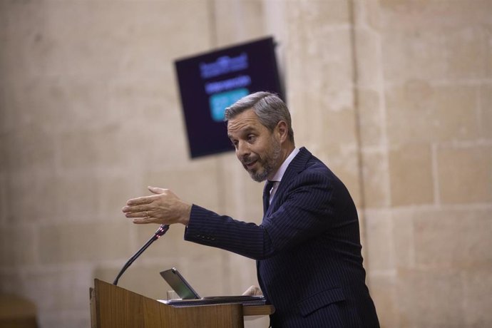 El consejero de Hacienda y Financiación Europea, Juan Bravo (d), durante su intervención en el Debate de totalidad del proyecto de Ley de Presupuestos de Andalucía para 2021. En el Parlamento de Andalucía, Sevilla, a 18 de noviembre de 2020.