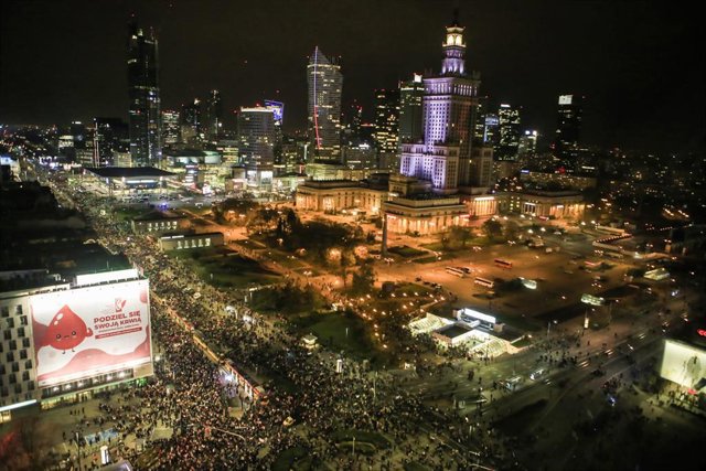 Una multitud marcha por el centro de la capital polaca, Varsovia, en contra de la reforma del aborto. 