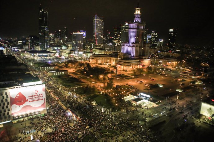 30 October 2020, Poland, Warsaw: Protesters gather in the city center of Warsaw to protest against the court ruling that tightens the abortion law in Poland. Photo: Kamila Stepien/Le Pictorium Agency via ZUMA/dpa