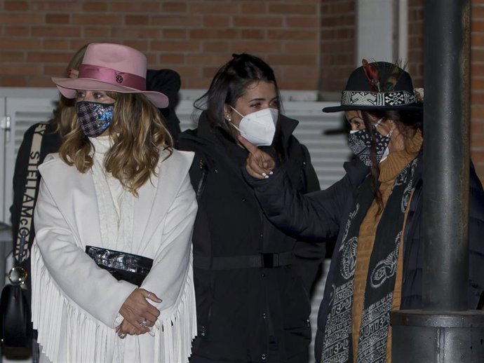 Elena Tablada junto a su hermana Naelé y su prima
