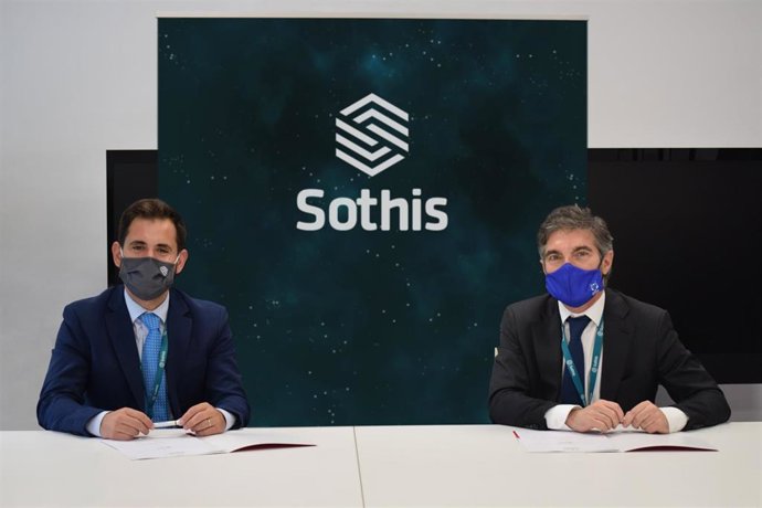 El ceo de Sothis, Raúl Martínez, y el director general de AED, Xavier Gangonells, firman la adhesión de la empresa a la entidad