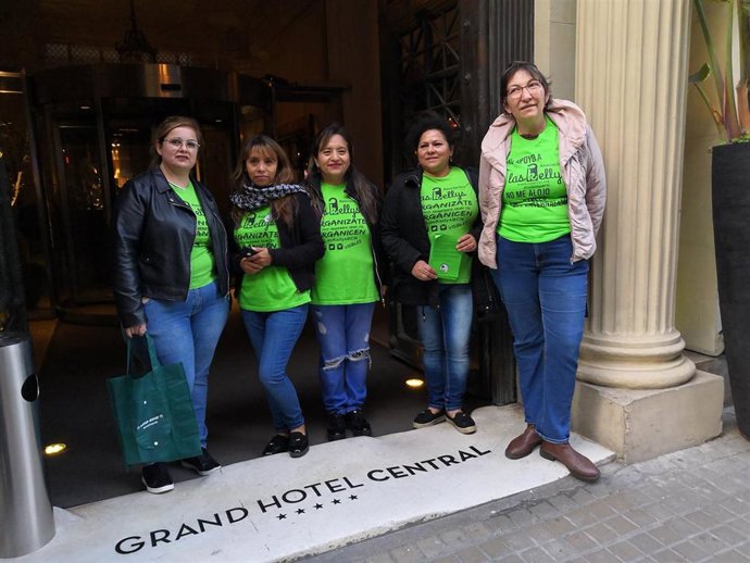 Kellys protestando ante el Grand Hotel Central de Barcelona.