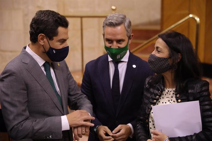 Juanma Moreno (i.),Juan Bravo (c.) y Marta Bosquet, este miércoles en el Parlamento