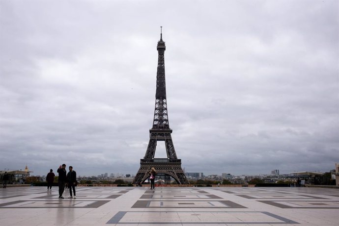 30 October 2020, France, Paris: A general view of an almost empty square in front of the Eiffel Tower, as France goes into coronavirus lockdown for the second time this year from today, Friday, until 1 December 2020 to curb the spread of the coronavirus