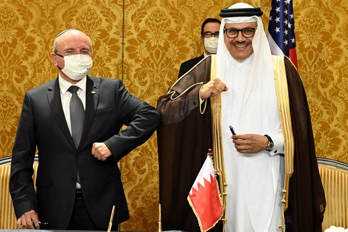 El presidente del Consejo de Seguridad Nacional de Israel, Meir Ben Shabbat (i), y el ministro de Exteriores de Bahréin, Abdulatif bin Rashid al Zayani (d), tras la firma del acuerdo para normalizar relaciones