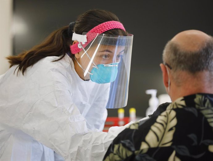 16 November 2020, US, San Marcos: A medical worker in protective clothing takes a nasal swab from a patient for a coronavirus (COVID-19) test. Photo: K.C. Alfred/San Diego Union-Tribune via ZUMA Wire/dpa
