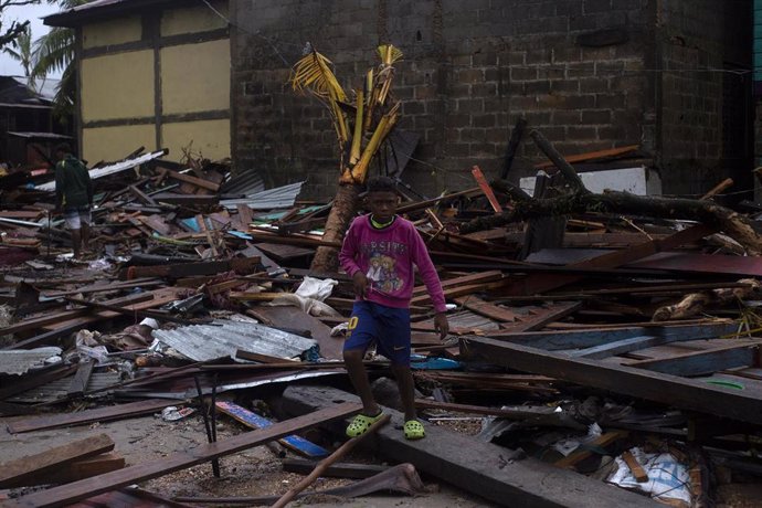 Un niño entre los escombros de una casa destruida por el huracán 'Iota' en Nicaragua