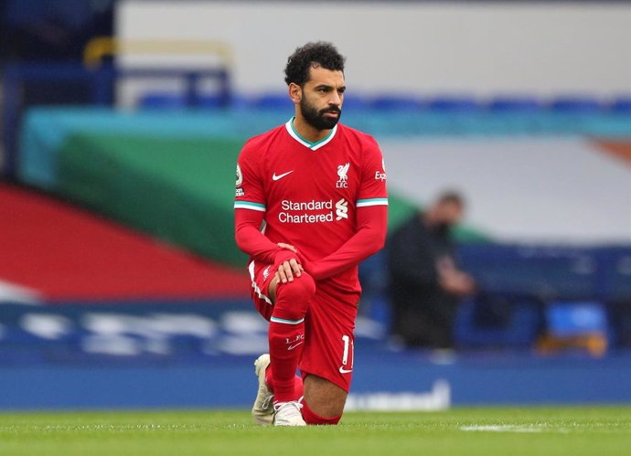 17 October 2020, England, Liverpool: Liverpool's Mohamed Salah takes a knee in support of the Black Lives Matter movement before the English Premier League soccer match between Everton and Liverpool at Goodison Park. Photo: Peter Byrne/PA Wire/dpa