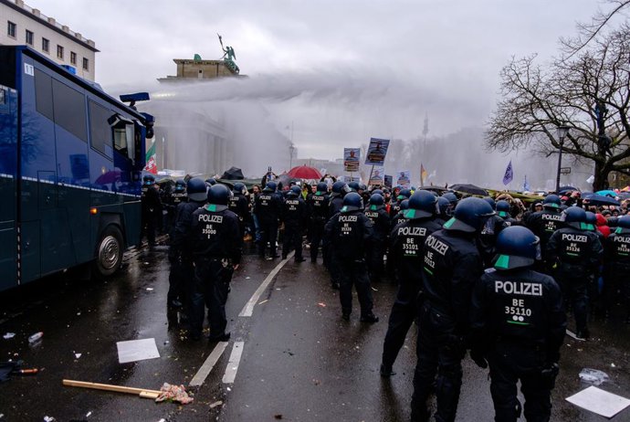 Manifestación contra las restricciones en Berlín impuestas por la pandemia de la COVID-19.