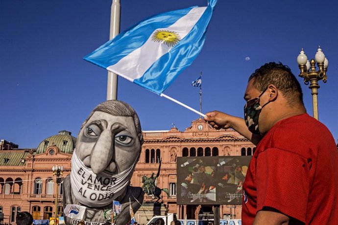 Un hombre frente a la Casa Rosada en Buenos Aires en plena pandemia del coronavirus.