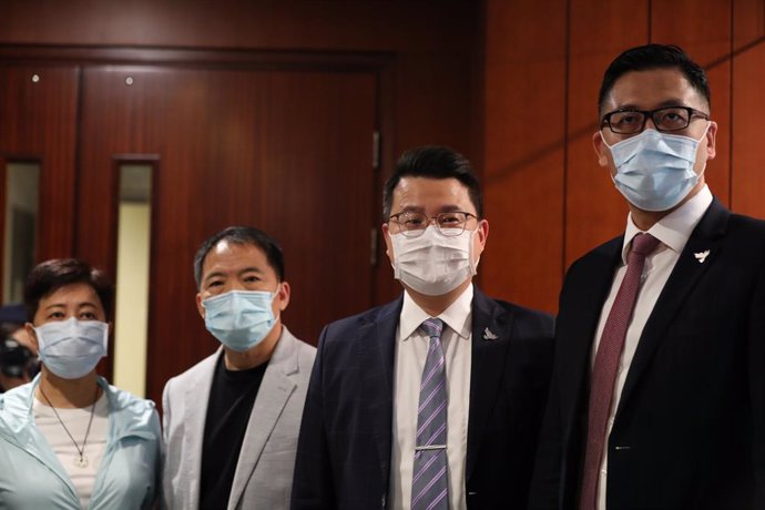 Helena Wong, Wu Chi Wai, Andrew Wan y Lam Cheuk Ting, los cuatro diputados prodemocráticos del Parlamento de Hong Kong cesados el miércoles