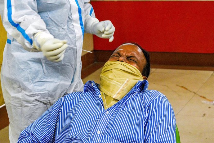 18 November 2020, India, Kolkata: A man cowers in discomfort during a swab test at a coronavirus (COVID-19) test center in Kolkata. Photo: Debarchan Chatterjee/ZUMA Wire/dpa