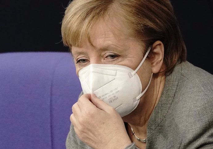Angela Merkel se ajusta la mascarilla en el Parlamento alemán