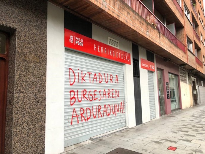 Pintada en la sede socialista de Tolosa.