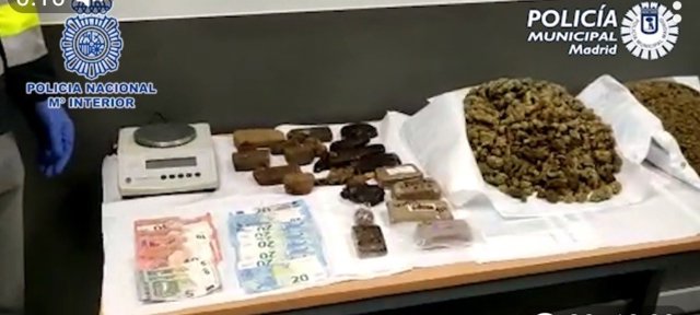 Parte de los 1.500 gramos de hachís y de los 1.500 de marihuana requisados en un falso club de fumadores del madrileño distrito de Salamanca