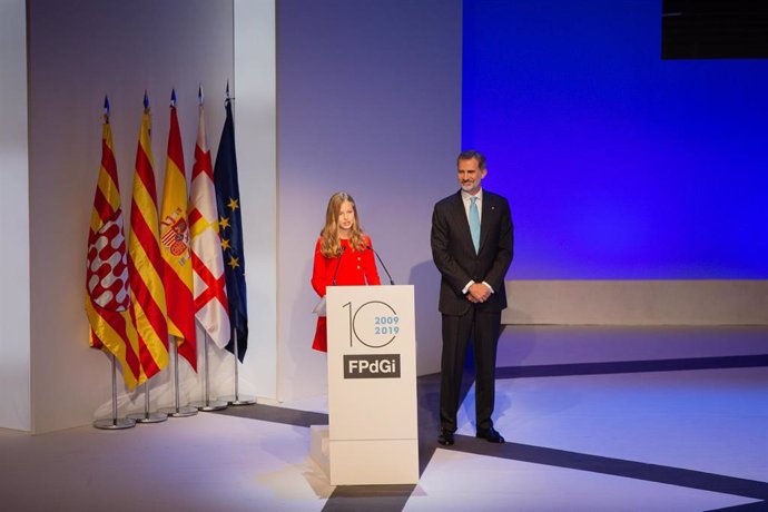 El Rey Felipe VI y la Princesa Leonor durante su discurso en los Premios de la Fundación Princesa de Girona, en su X aniversario, en el Palacio de Congresos de Barcelona (España) el 4 de noviembre de 2019.