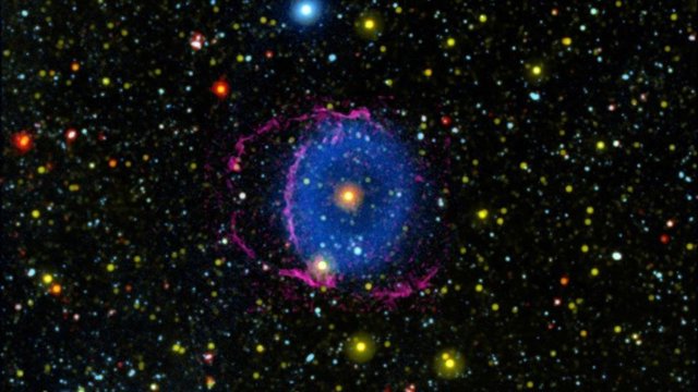 La Nebulosa del Anillo Azul consta de dos conos de gas en expansión expulsados ??al espacio por una fusión estelar.