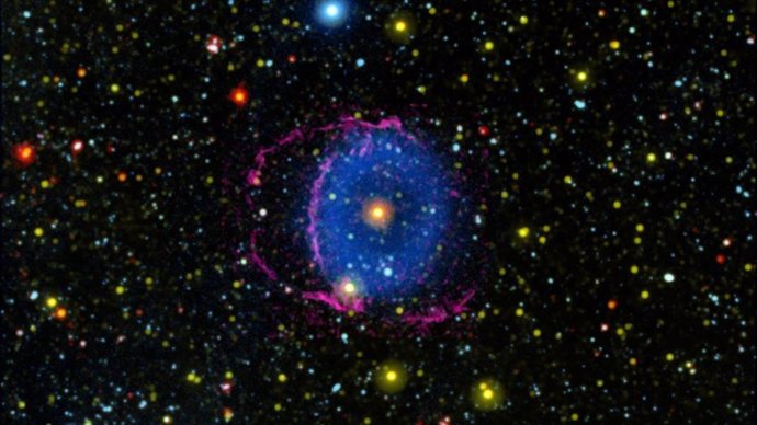 La Nebulosa del Anillo Azul consta de dos conos de gas en expansión expulsados ??al espacio por una fusión estelar.