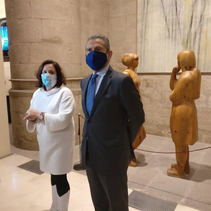 La diputada de IU, Henar Moreno, y el consejero de Hacienda, Celso González, comparecen antes los medios para anunciar que retoman negociaciones de los presupuestos 2021