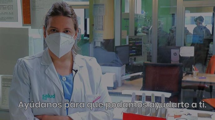 La intensivista el Hospital Clínico, Paula Millán, en uno e los vídeos de la campaña