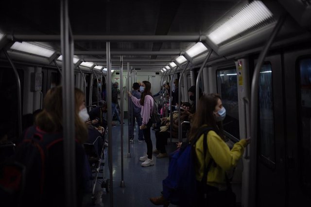 Varias personas viajan en el metro de Barcelona, en la primera mañana después del toque de queda en la ciudad, en Barcelona, Catalunya (España), a 26 de octubre de 2020.