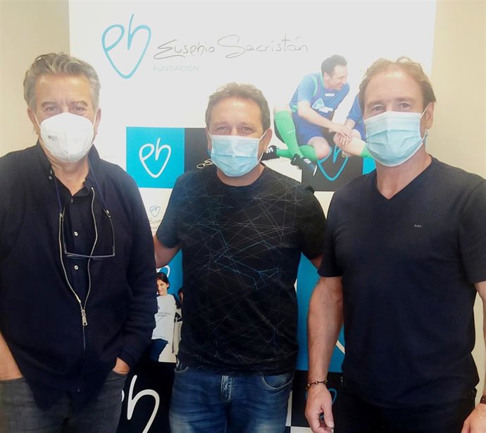 Eusebio Sacristán (en el centro) flanqueado por el también exfutbolista Juan Carlos (dcha) y el representante de Drylock.