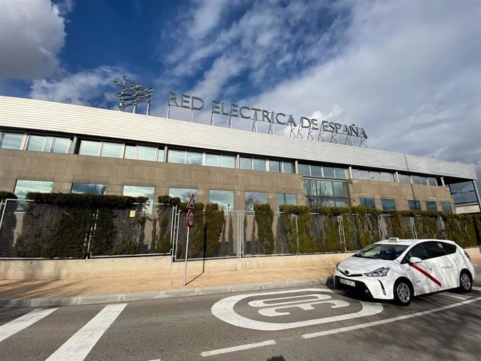 Un coche aparcado junto al edificio de la sede en Alcobendas de Grupo Red Eléctrica de España