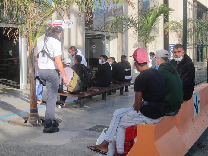 Migrantes marroquíes, en el puerto de Santa Cruz de Tenerife